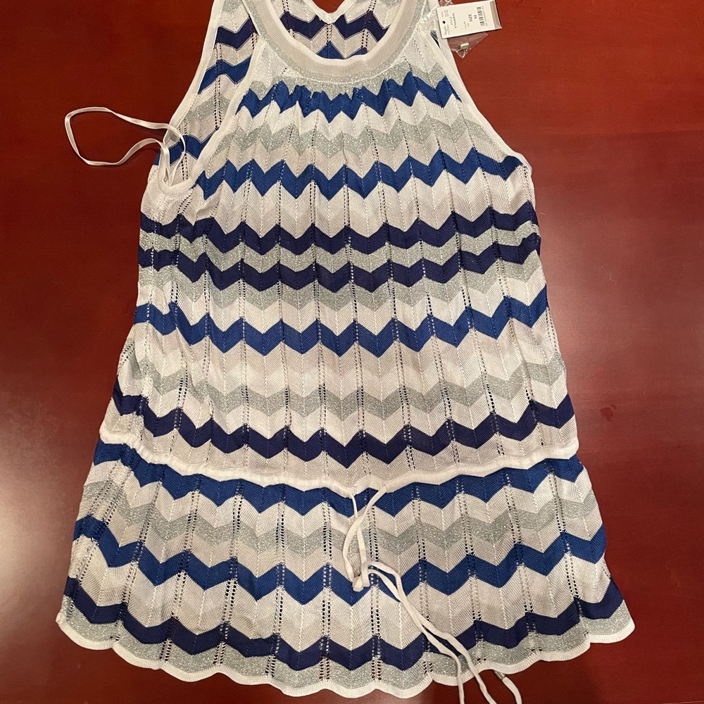 Blue silver and while chevron lines. Size medium